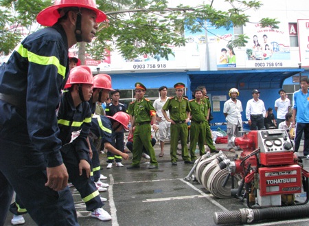 Thót tim xem “nghệ thuật” chữa cháy chuyên nghiệp - 14 Thót tim xem “nghệ thuật” chữa cháy chuyên nghiệp - 14