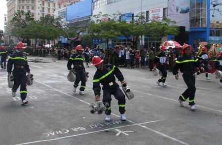 Thót tim xem “nghệ thuật” chữa cháy chuyên nghiệp - 15 Thót tim xem “nghệ thuật” chữa cháy chuyên nghiệp - 15