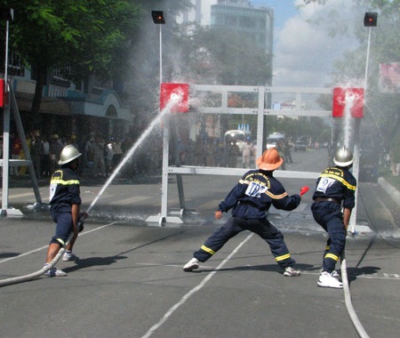 Thót tim xem “nghệ thuật” chữa cháy chuyên nghiệp - 17 Thót tim xem “nghệ thuật” chữa cháy chuyên nghiệp - 17