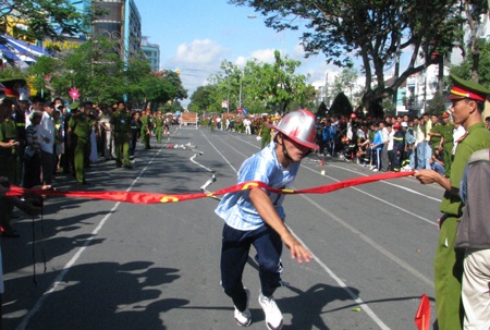 Thót tim xem “nghệ thuật” chữa cháy chuyên nghiệp - 4 Thót tim xem “nghệ thuật” chữa cháy chuyên nghiệp - 4