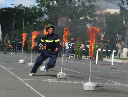 Thót tim xem “nghệ thuật” chữa cháy chuyên nghiệp - 5 Thót tim xem “nghệ thuật” chữa cháy chuyên nghiệp - 5