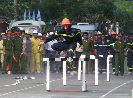 Thót tim xem “nghệ thuật” chữa cháy chuyên nghiệp - 8 Thót tim xem “nghệ thuật” chữa cháy chuyên nghiệp - 8
