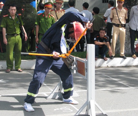 Thót tim xem “nghệ thuật” chữa cháy chuyên nghiệp - 9 Thót tim xem “nghệ thuật” chữa cháy chuyên nghiệp - 9