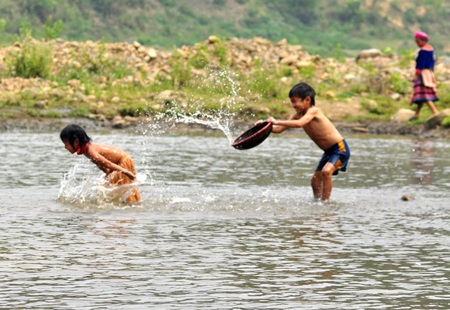 Ngắm trẻ vùng cao vẫy vùng trong dòng suối mát - 1