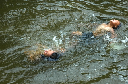 Ngắm trẻ vùng cao vẫy vùng trong dòng suối mát - 4