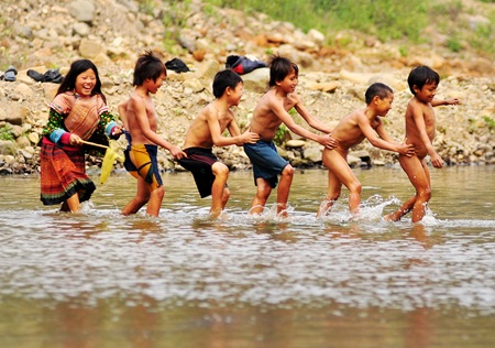 Ngắm trẻ vùng cao vẫy vùng trong dòng suối mát - 3