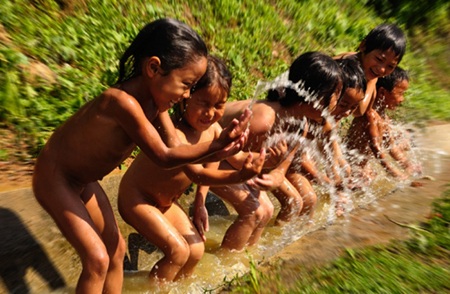 Ngắm trẻ vùng cao vẫy vùng trong dòng suối mát - 5