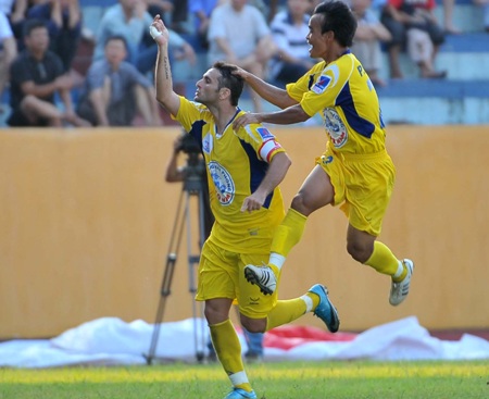 “Người nhà” đua tranh ngôi Vô địch lượt đi  - 2