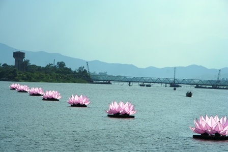 Ngắm hoa sen “khổng lồ” trên sông Hương  - 1