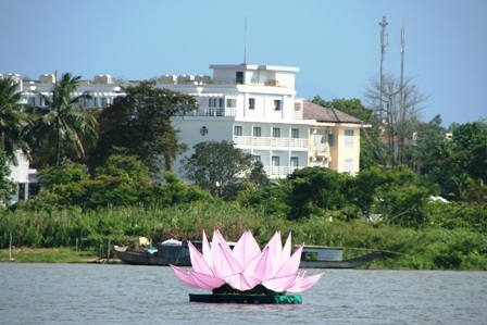 Ngắm hoa sen “khổng lồ” trên sông Hương  - 3