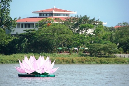 Ngắm hoa sen “khổng lồ” trên sông Hương  - 4