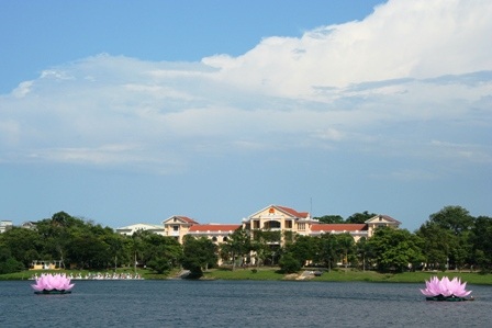 Ngắm hoa sen “khổng lồ” trên sông Hương  - 5