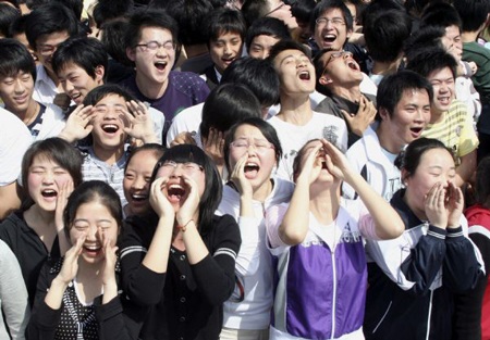 Muôn vẻ sĩ tử xả stress trước kỳ thi ĐH - 1