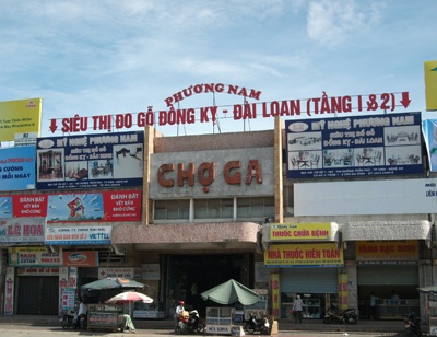 Chợ ga Vinh “đóng cửa” vì phát hiện một người treo cổ - 1