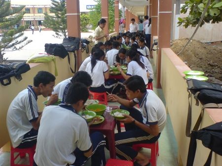 Thầy cô nấu ăn phục vụ học sinh nghèo ôn thi - 1