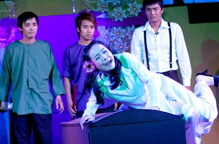 Gặp tác giả tạo dựng nên cơn sốt “Lầu hoang” - 2 Gặp tác giả tạo dựng nên cơn sốt “Lầu hoang” - 2