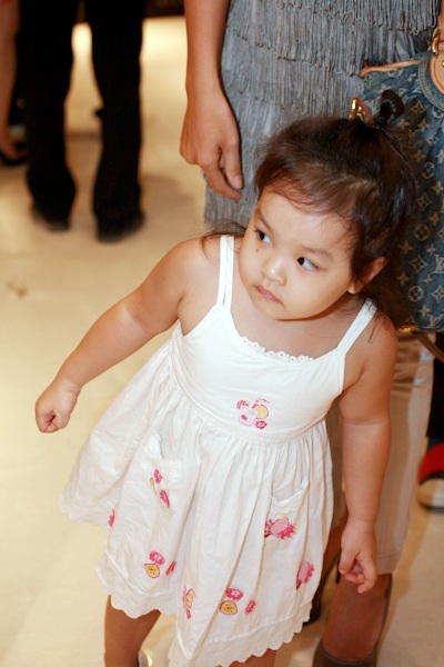 Siêu mẫu Thúy Hạnh đưa con gái cưng đi dự tiệc - 1