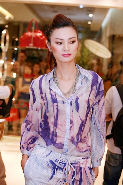 Siêu mẫu Thúy Hạnh đưa con gái cưng đi dự tiệc - 17