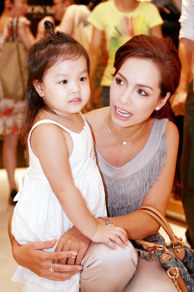 Siêu mẫu Thúy Hạnh đưa con gái cưng đi dự tiệc - 5