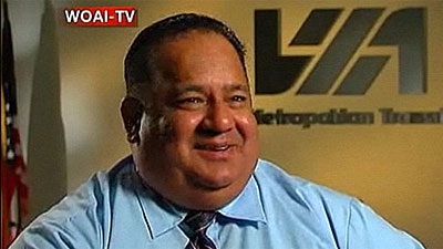 Xe buýt suýt đâm phải em bé ngồi giữa đường  - 2