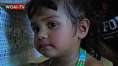 Xe buýt suýt đâm phải em bé ngồi giữa đường  - 3