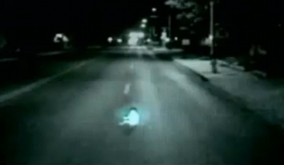 Xe buýt suýt đâm phải em bé ngồi giữa đường  - 1