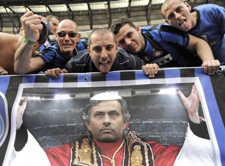 Chùm ảnh: CĐV Inter "phát cuồng" với cú ăn 3 vĩ đại - 13