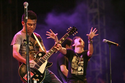 Đêm rock Translate nóng bởi... thời tiết - 1