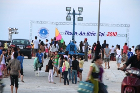 Lượt khách đổ xô về “Thuận An biển gọi” tăng đột biến - 1
