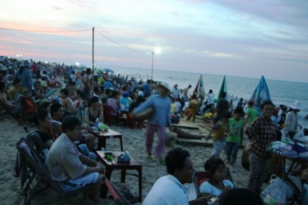 Lượt khách đổ xô về “Thuận An biển gọi” tăng đột biến - 2