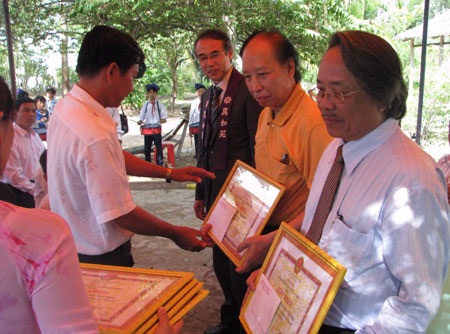 Ảnh niềm vui trong ngày khánh thành cầu Dân trí - 4 Ảnh niềm vui trong ngày khánh thành cầu Dân trí - 4