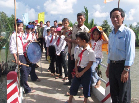 Ảnh niềm vui trong ngày khánh thành cầu Dân trí - 7 Ảnh niềm vui trong ngày khánh thành cầu Dân trí - 7