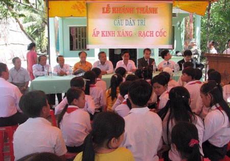 Ảnh niềm vui trong ngày khánh thành cầu Dân trí - 1 Ảnh niềm vui trong ngày khánh thành cầu Dân trí - 1