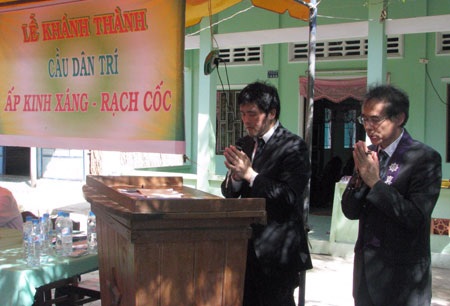 Ảnh niềm vui trong ngày khánh thành cầu Dân trí - 3 Ảnh niềm vui trong ngày khánh thành cầu Dân trí - 3