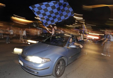 Chùm ảnh: CĐV Inter "phát cuồng" với cú ăn 3 vĩ đại - 16