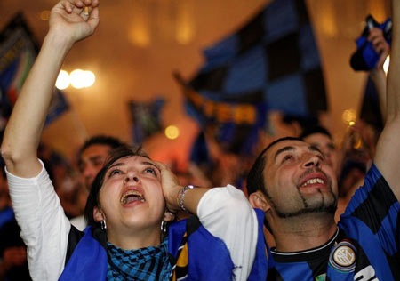 Chùm ảnh: CĐV Inter "phát cuồng" với cú ăn 3 vĩ đại - 15