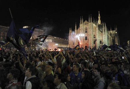 Chùm ảnh: CĐV Inter "phát cuồng" với cú ăn 3 vĩ đại - 8