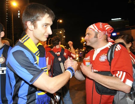 Chùm ảnh: CĐV Inter "phát cuồng" với cú ăn 3 vĩ đại - 12