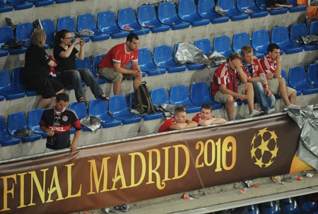 Chùm ảnh: CĐV Inter "phát cuồng" với cú ăn 3 vĩ đại - 10