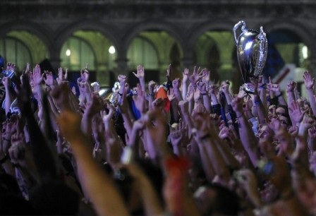 Chùm ảnh: CĐV Inter "phát cuồng" với cú ăn 3 vĩ đại - 9