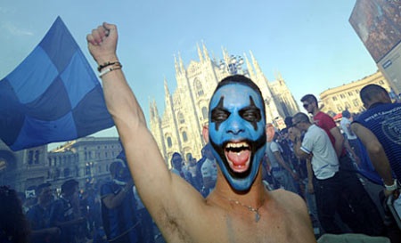 Chùm ảnh: CĐV Inter "phát cuồng" với cú ăn 3 vĩ đại - 2