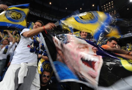 Chùm ảnh: CĐV Inter "phát cuồng" với cú ăn 3 vĩ đại - 17