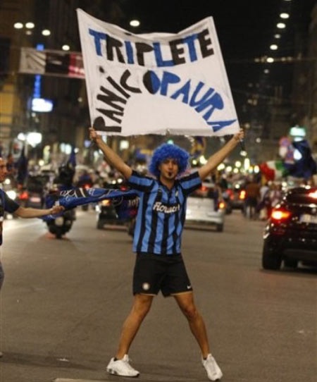 Chùm ảnh: CĐV Inter "phát cuồng" với cú ăn 3 vĩ đại - 14