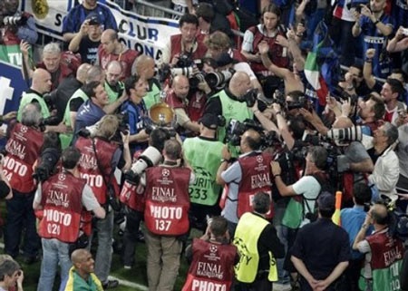 Chùm ảnh: Hạnh phúc vỡ òa với thầy trò Mourinho - 7 Chùm ảnh: Hạnh phúc vỡ òa với thầy trò Mourinho - 7