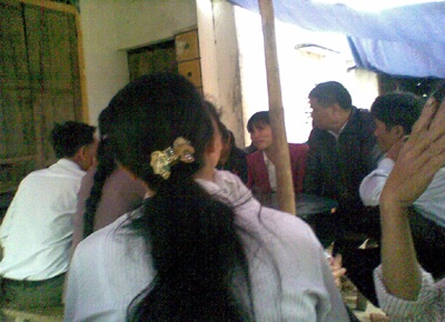 Bà “thánh” trẻ chữa bệnh bằng cách… vuốt - 1