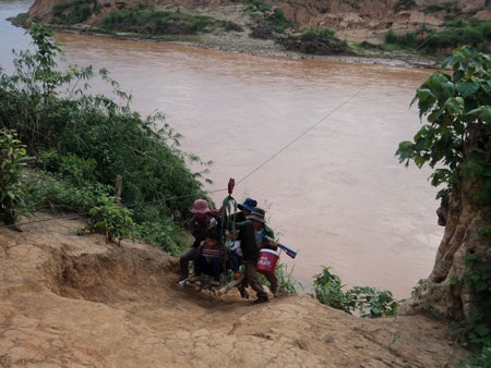 Kon Tum: Cả làng “làm xiếc” để qua sông - 3 Kon Tum: Cả làng “làm xiếc” để qua sông - 3
