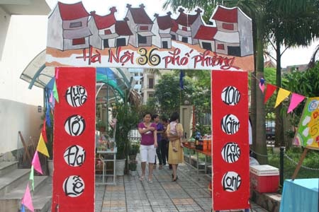 Rực rỡ "Hà Nội 36 phố phường" của học sinh THCS Đoàn Thị Điểm - 1 Rực rỡ "Hà Nội 36 phố phường" của học sinh THCS Đoàn Thị Điểm - 1