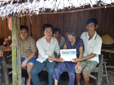 Quà nhân ái đến với gia đình “người đàn ông đãng trí” - 1 Quà nhân ái đến với gia đình “người đàn ông đãng trí” - 1