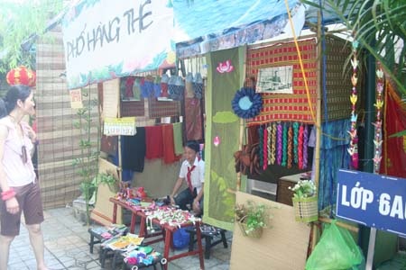 Rực rỡ "Hà Nội 36 phố phường" của học sinh THCS Đoàn Thị Điểm - 11 Rực rỡ "Hà Nội 36 phố phường" của học sinh THCS Đoàn Thị Điểm - 11