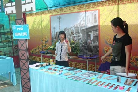 Rực rỡ "Hà Nội 36 phố phường" của học sinh THCS Đoàn Thị Điểm - 7 Rực rỡ "Hà Nội 36 phố phường" của học sinh THCS Đoàn Thị Điểm - 7
